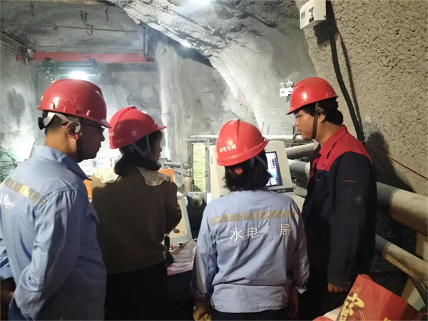 直擊安裝現(xiàn)場(chǎng)｜泰斯特精工精匠，筑起水電系統(tǒng)生產(chǎn)安全堡壘！